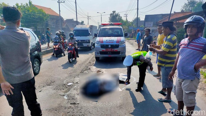Korban kecelakaan tragis di Jalan Nasional  Mojokerto. Ibu tewas ditabrak anak sendiri.