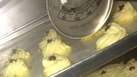Niatnya membuat kue sagu keju yang empuk nikmat, tetapi kesedihan harus dialami netizen ini. Cetakan kuenya berubah menjadi satu saat dimasak dalam oven. Foto: Twitter/skipajala