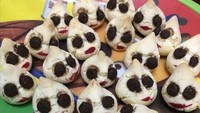 Salah menggunakan jenis bahan, bukannya menjadi lucu kue ini justru begitu menyeramkan. Matanya seolah terbuka besar dengan bibir merah seperti habis meminum darah. Foto: Twitter/skipajala