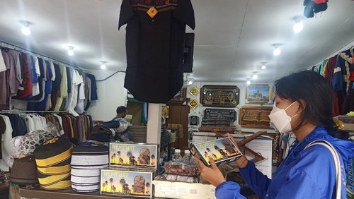 Salah satu konsumen di Toko Al-Faza tengah memilih-milih kurma pada Sabtu (30/4/2022)