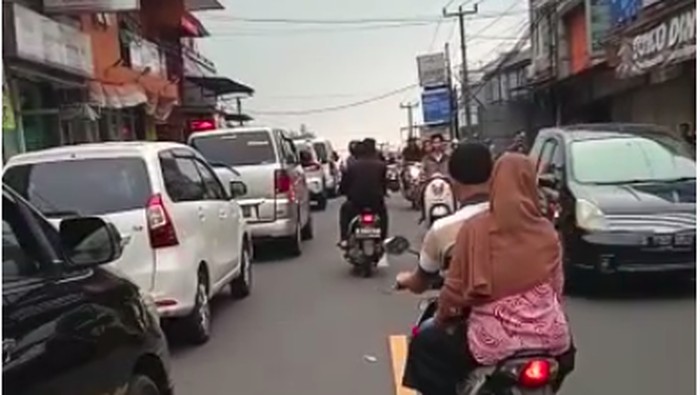 Lalin Puncak, Bogor, Sabtu (30/4/2022) sore ini masih normal. Ada kemacetan di 3 titik.
