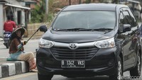 Sebagian warga percaya akan mitos pengendara yang melempar koin di jembatan tersebut akan selamat di jalan.  