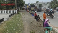 Mitos tersebut telah dipercaya sejak puluhan tahun lalu, bahkan hingga sekarang turun temurun baik pengendara dan warga yang menunggu koin tetap percaya akan mitos itu.  