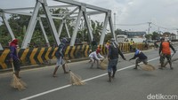 Mitos sungai di bawah Jembatan Sewo yang disebut sebagai tempat tinggal arwah kakak beradik Saedah-Saeni yang melegenda karena hidup keduanya berakhir di sungai tersebut.  