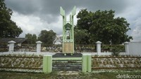 Di bagian atas monumen terdapat pepatah Jawa, Jer Basuki Mawa Beya, yang artinya Tidak Ada Suatu Keinginan yang Dapat Dicapai, Tanpa Pengorbanan. Monumen ini untuk memberikan penghormatan kepada para Pioner Pembangunan Transmigrasi tersebut.  