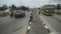 Tak jarang dari warga juga mengajak serta anak-anaknya untuk menunggu pengendara yang melemparkan uang.  