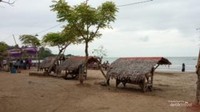 Gubuk di dekat pantai untuk beristirahat
