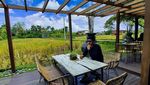 Pose Keren Lukman Hakim Saat Ngopi, Termasuk Bareng Medina Zein