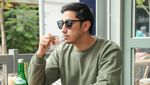Pose Keren Lukman Hakim Saat Ngopi, Termasuk Bareng Medina Zein