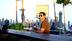 Pose Keren Lukman Hakim Saat Ngopi, Termasuk Bareng Medina Zein