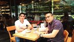 Pose Keren Lukman Hakim Saat Ngopi, Termasuk Bareng Medina Zein