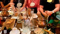 Nah, ini keseruan Lukman Hakim bersama Medina Zein dan dua adik Raffi Ahmad saat makan bareng di restoran. Ada Nisya dan ada pula Syahnaz. Foto: Instagram @Lukmanazhari18