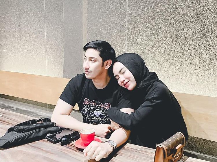 Pose Keren Lukman Hakim Saat Ngopi, Termasuk Bareng Medina Zein