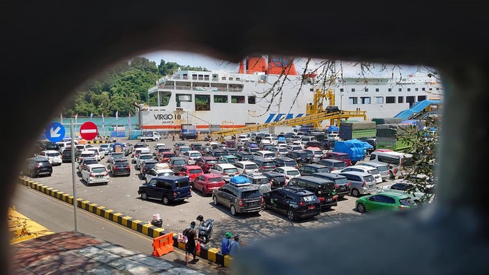 Macet di Pelabuhan Merak, Sabtu (30/4/2022).