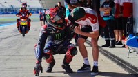 Selain itu, ada juga meme dari pemilik akun @ImCalledPikachu yang mengedit foto Pedrosa dan Marquez sedang menjemput Fabio Quartararo di paddock yang tengah kesakitan. Diketahui, pebalap Prancis itu sempat mengalami insiden kecelakaan saat FP1 MotoGP Spanyol, beruntung Quartararo tidak mengalami masalah serius. Foto: Pool (twitter)