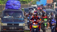 Pemilik akun Twitter @RDTtweet mengedit foto Marquez dan Pedrosa yang sedang melakukan perjalanan mudik Lebaran. Uniknya, kedua pebalap asal Spanyol itu mudik bersamaan dengan sejumlah pemotor dan pemobil di salah satu ruas jalan raya. Foto: Pool (twitter)