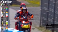 Mantan rekan satu tim bersatu kembali! @marcmarquez93 dan @26_DaniPedrosa mungkin pernah berbagi garasi sebelumnya tapi belum pernah ketika mengendarai sepeda motor, tulis akun @MotoGP di Twitter. Foto: Pool (twitter)