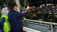 Muhadjir melihat tumpukan kendaraan di dermaga Pelabuhan Merak.   