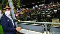 Menteri Koordinator bidang Pembangunan Manusia dan Kebudayaan (Menko PMK) Muhadjir Effendy meninjau puncak arus mudik di Pelabuhan Merak, Cilegon, Banten, Sabtu (30/4/2022) pukul 00.30 WIB.   