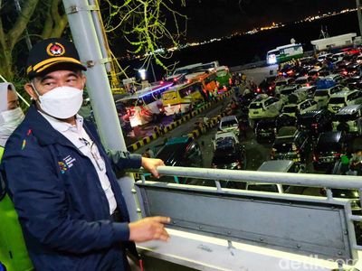 Menko PMK Muhadjir Effendy Tinjau Puncak Arus Mudik di Merak
