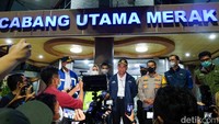Baik pengguna mobil, sepeda motor, dan pemudik pejalan kaki ramai-ramainya mendatangi Pelabuhan Merak.   