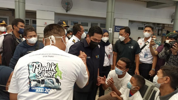 Menteri BUMN Erick Thohir di Stasiun Senen