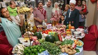 Keluarga besar Ahmed di Mesir paling suka menyantap daging kambing, aneka sayuran  egar, buah-buahan hingga minuman bersoda. Foto: Peter Menzel