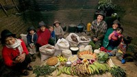 Ke Ekuador, keluarga Ayme menunjukkan bahan makanan alami hasil bertani. Seperti wortel, pisang, jeruk, hingga sup kentang dengan kol yang jadi resep keluarga. Foto: Peter Menzel