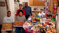 Beralih ke Amerika ada keluarga Revis yang tinggal di North Carolina. Keluarga mereka paling suka menyantap pizza, burger, kentang goreng, hingga spaghetti. Foto: Peter Menzel