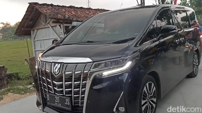 Mobil Alphard milik Crazy Rich Grobogan Joko Suranto, Jumat (29/4/2022).