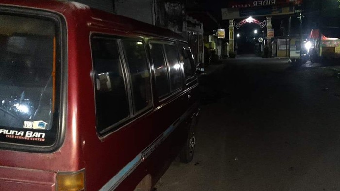 Mobil korban pembegalan HP di timur Alun-alun Klaten, Minggu (30/4/2022).