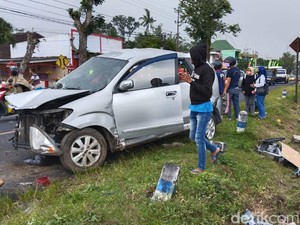 Avanza Tertabrak KA di Blitar, Pasutri Tewas-Balita Kritis