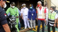 Direktur PT PELNI Yahya Kuncoro m (rompi hijau) yang ikut berlayar turun mendampingi Gubernur Jawa Tengah Ganjar Pranowo saat menyambut kedatangan kapal KM Ciremai di Pelabuhan Tanjung Mas Semarang, Jawa Tengah, Sabtu (30/4).