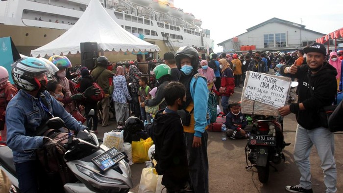 Momen Ganjar Sapa Pemudik Motor di Pelabuhan Tanjung Emas Ribuan orang mengikuti mudik gratis menggunakan KM Ciremai yang berangkat dari Pelabuhan Tanjung Priok menuju Pelabuhan Tanjung Emas, Semarang. Begini penampakannya.