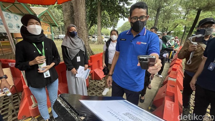 Menjelang Hari Raya Idul Fitri 1443 H, Menparekraf Sandiaga Salahuddin Uno didampingi jajaran pengelola, melihat langsung binatang buas buaya saat meninjau Taman Marga Satwa Ragunan, Jakarta Selatan, Sabtu (30/04/2022).