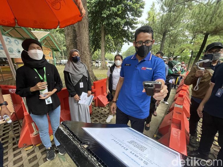 Momen Sandiaga Uno Tinjau Wisata Ragunan Jelang Lebaran