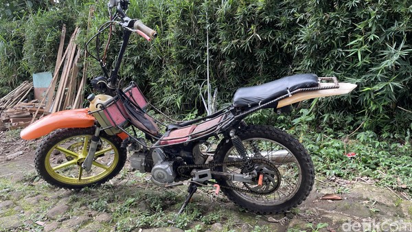 Motor chopper khas Cianjur dengan jarak jok dan stang motor lebih lebar dari biasanya.