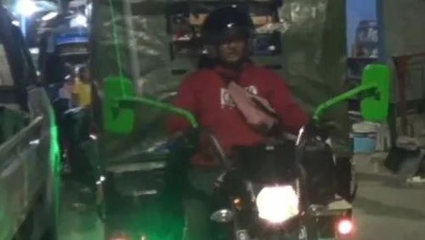 Nur Galih (49) mengemudikan sepeda motor roda tiga untuk membawa rekan dan keluarga mudik ke Pemalang, Jawa Tengah dari Pademangan, Jakarta Utara, Jumat (29/4/2022). ANTARA/Abdu Faisal