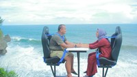 Nur menyebut untuk Ngopi On The Sea ini adalah ngopi di atas ketinggian sekitar dua meter. Selain itu, pengunjung bisa menikmati pemandangan laut lepas sembari ngopi dari ketinggian. 