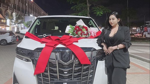 5 Senyum Semringah Pamela Safitri yang Dapat THR Alphard