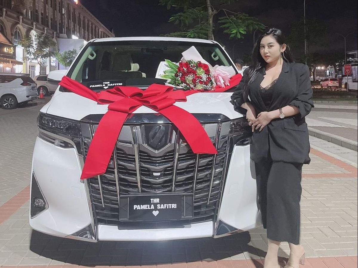 Top! Pamela Safitri Dapat THR Alphard dari Pacar