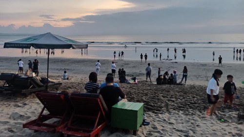 Suasana Pantai Kuta setelah desa adat melakukan peningkatan pengamanan pasca viralnya video bule.