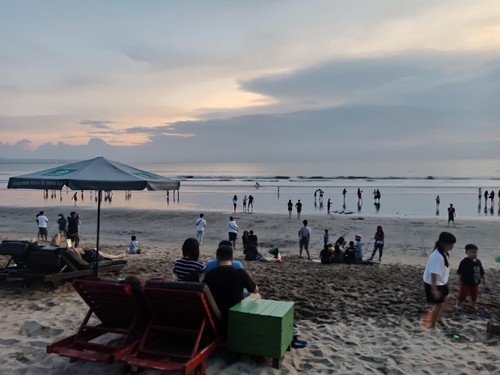 Suasana Pantai Kuta setelah desa adat melakukan peningkatan pengamanan pasca viralnya video bule.