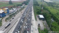 Pada H-2 Lebaran 2022, ruas jalan tol Jakarta-Cikampek mengalami kepadatan volume kendaraan.  