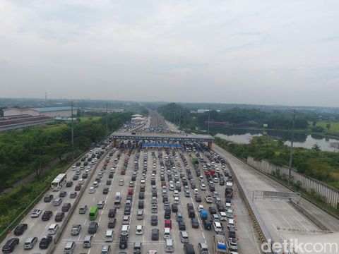 Foto udara sejumlah kendaraan antre melintasi Gerbang Tol Cikampek Utama, Kabupaten Purwakarta, Jawa Barat, Sabtu (30/4/2022).