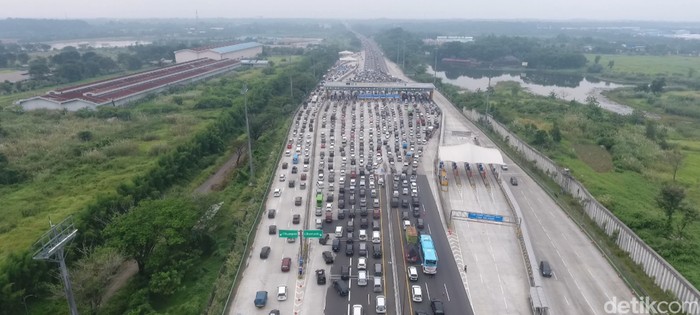 Foto udara sejumlah kendaraan antre melintasi Gerbang Tol Cikampek Utama, Kabupaten Purwakarta, Jawa Barat, Sabtu (30/4/2022).