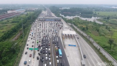 Pantauan Udara di Gerbang Tol Cikampek Utama Jelang Contra Flow