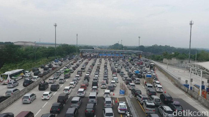 Foto udara sejumlah kendaraan antre melintasi Gerbang Tol Cikampek Utama, Kabupaten Purwakarta, Jawa Barat, Sabtu (30/4/2022).
