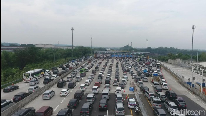 Foto udara sejumlah kendaraan antre melintasi Gerbang Tol Cikampek Utama, Kabupaten Purwakarta, Jawa Barat, Sabtu (30/4/2022).