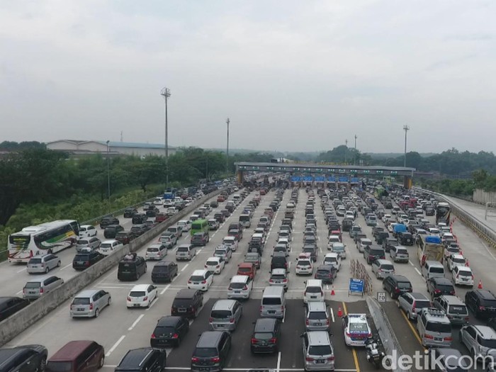 Foto udara sejumlah kendaraan antre melintasi Gerbang Tol Cikampek Utama, Kabupaten Purwakarta, Jawa Barat, Sabtu (30/4/2022).